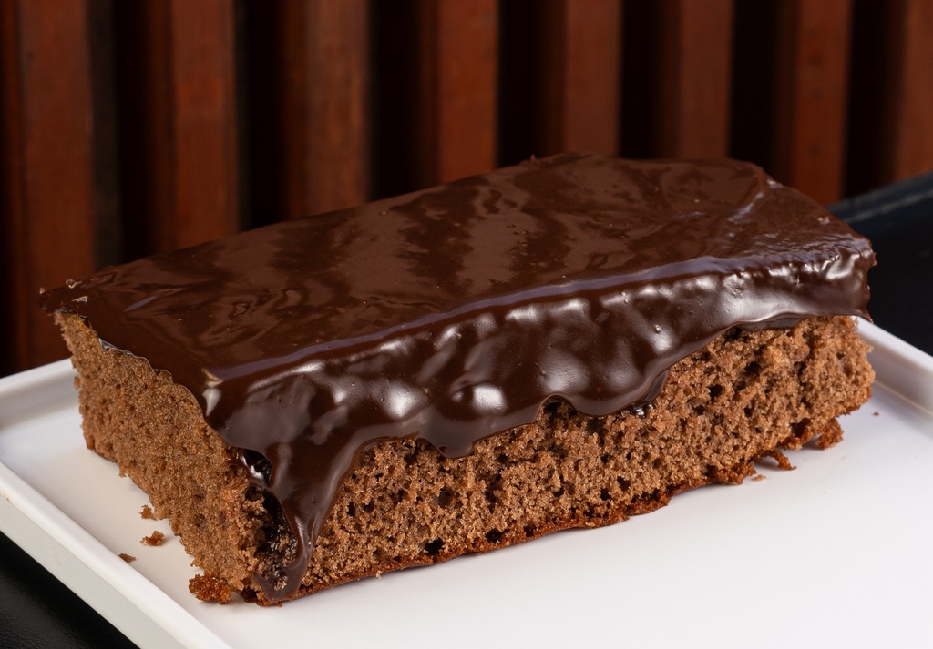 Bolo Retangular Chocolate com Cobertura