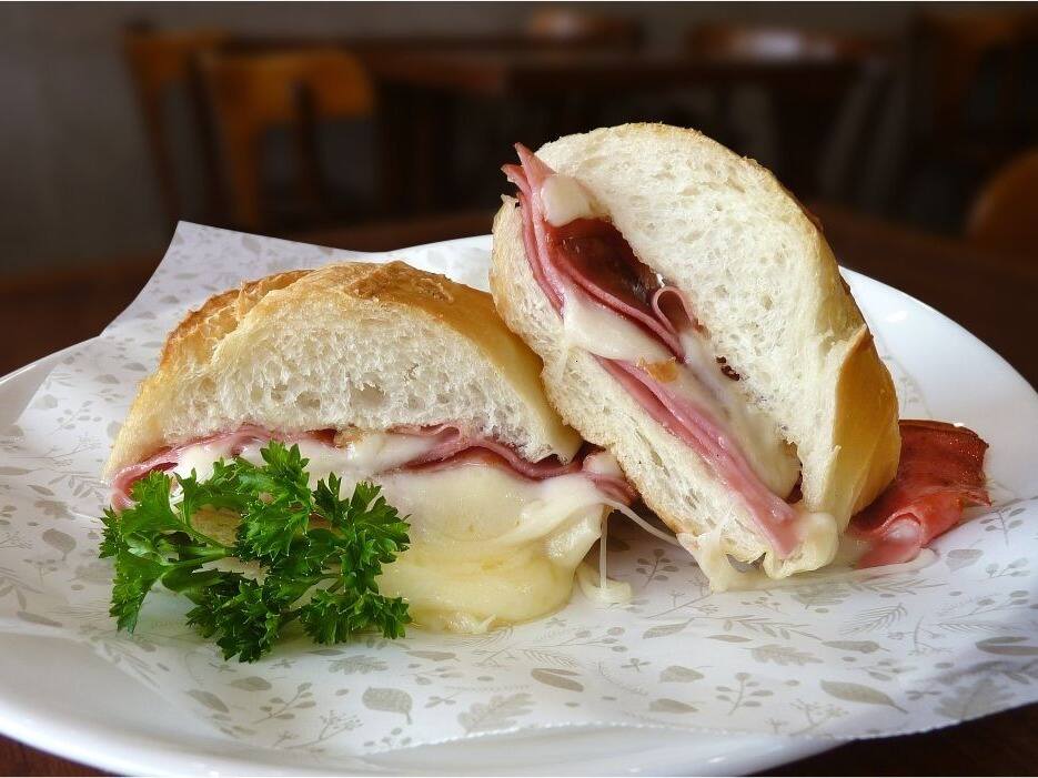 Pão com Mortandela Defumada e Muçarela