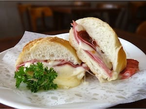 Pão Françês com Mortadela Defumada e Muçarela na Chapa